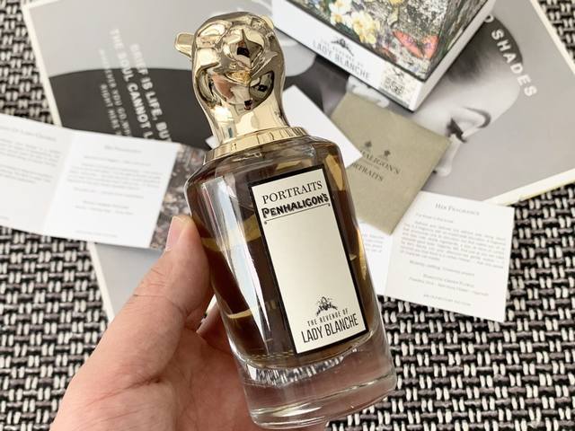 专柜品质布兰琪女士的复仇 猎豹 香调：花香调气味：水仙花、鸢尾花、风信子布兰奇夫人是乔治勋爵 公鹿 的的妻子，她美丽的有些傲慢，她的过去神秘又引人入胜，她是英国