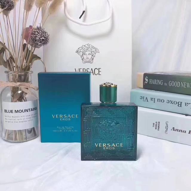 专柜品质Versace范思哲爱罗斯爱神之水男士淡香水 Ml！香调：馥奇香调前调：薄荷 苹果 柠檬中调：顿加豆 老鹳草 降龙涎香醚后调：香草 香根草 橡木苔 雪松