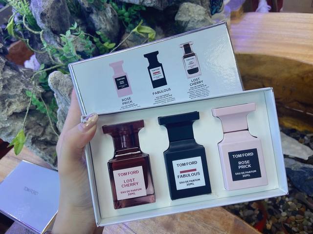 专柜品质Tf香水3件套白盒款*30Ml带喷，套盒包含带刺玫瑰+法布勒斯红标+樱桃！一款王者段位的香氛单品，绝对不能错过的极品！！虽然近几年来Tf香水是越来越贵了