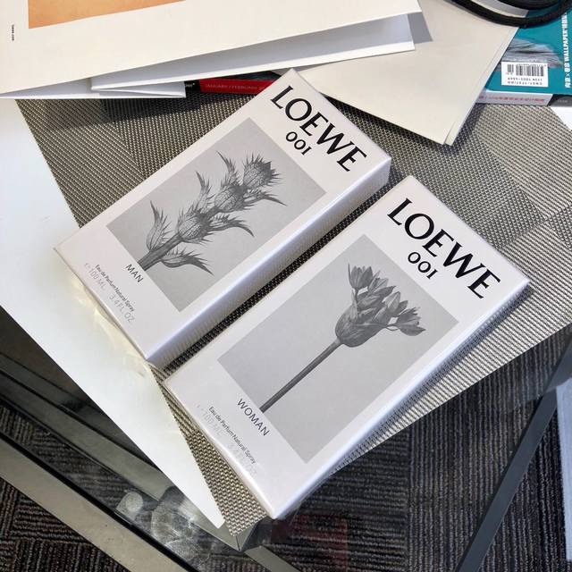 专柜品质Loewe Men&Woman 001系列情侣香水，又称为 事后香水 光听名字就让人浮想联翩 发售的时候罗意威专柜都是瞬间被抢空的节奏，而且占据了各大时
