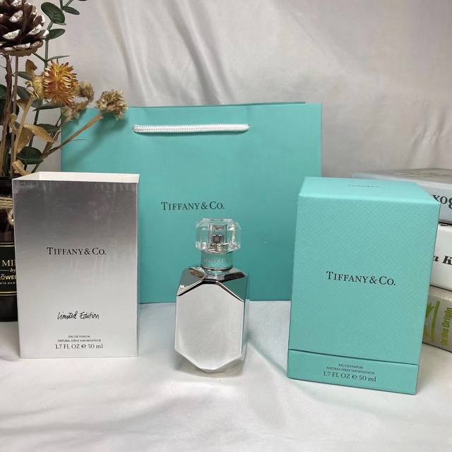 专柜品质蒂芙尼Tiffanyco蒂芬妮Tiffany & Co.铂金限量版女士香水50Ml香水的包装盒是经典蒂芙尼 Tiffany蓝盒子，瓶身是钻石雕刻的形状，