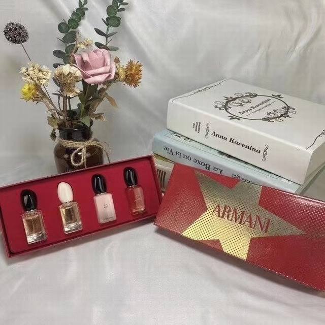 专柜品质阿玛尼挚爱香水小样4件套*7Ml，迷你版，喷头，滴抹式，4款分别有:黄色挚爱，粉盖挚爱淡香，粉瓶挚爱浓香，红色挚爱