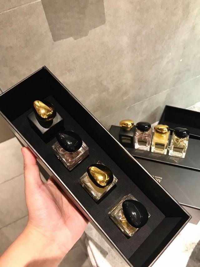 专柜品质 流沙香水四件套每款香水瓶底都有独立的标签，带喷头！阿玛尼专柜礼盒包装 精致又独特的设计 送人自留都超有面儿！四款味道都是超级好闻，每一款单拿出来都是很