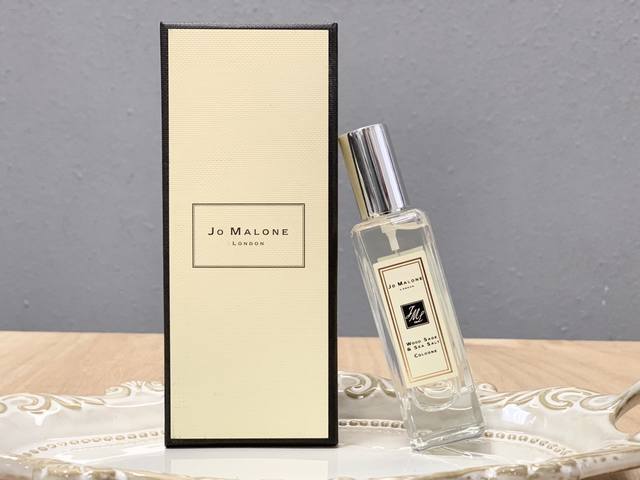 专柜品质 祖马龙海盐！30Ml 专供京东商城，每一瓶香水都有自己独立的编码，真正的做到了一瓶一码！海盐 30Ml 前调：黄葵籽。珍贵的黄葵籽，带来层次分明的清脆