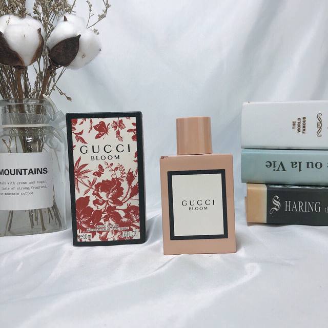 专柜品质古驰 Bloom绿繁花，粉繁花香水50Ml，这款繁花之水，包装太讨巧了，绿色森林中繁花似锦粉色瓶乖巧温柔新鲜的青草味出挑地夹杂其中，像身处茉莉花开的草地