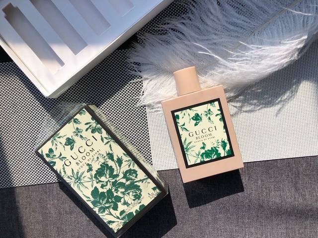 专柜品质Bloom 新款香水！斩男香水！前调：白波斯树脂叶，黑醋栗芽中调：晚香玉，茉莉，使君子后调：檀木，麝香绝对值得入手，适合任何时候，任何类型的姑娘，不挑人