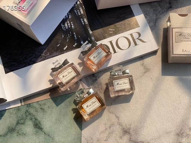 专柜品质 Dior迪奥小姐漾花甜心Q版香淡水4*5Ml 四套件装礼盒 限香量水小样1迪奥甜精心灵淡香水 5Ml 闪烁清新香花调，欢欣息气中渗透着清淡的调子2Di