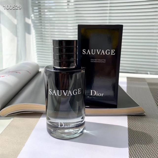 专柜品质迪奥 旷野 Dior Sauvage Ml旷野的味道非常的勾人，持久度很高，是属于那种一开始很惊艳，越后面也越好闻，真的是超级喜欢啦。这款香水有两个味道