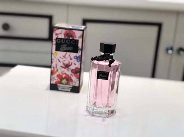 专柜品质古驰花之舞木兰花女士淡香水 Ml 这个款温柔似水啊！！！！有种青涩的温柔感，绝对不是熟女的感觉~青涩乖巧的大家闺秀，不甜的味道，植物系的香水味调性：温柔