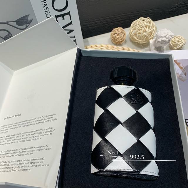 专柜品质品名：Loewe罗意威 年限量香水 皮革外壳 美丽的西贝莱黎明 香调：鸢尾草 玫瑰 佛手柑 麝香 香草