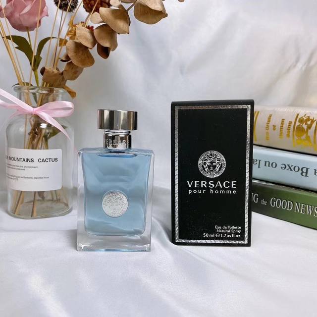 专柜品质Versace范思哲同名Pour Homme同名经典男士淡香水50Ml，隐形管，香调：清新柑橘水生调前味：柑橘、橙花、香柠檬、谷粒。中味：天竺葵、风信子