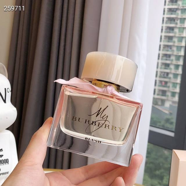 专柜品质前调：石榴，柠檬，中调：玫瑰，苹果，老鹤草，后调：茉莉，紫藤。很有Burberry的风骨，轻松优雅，像风衣一样裹住，舒适而不受限。My Burberry