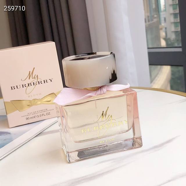 专柜品质Burberry花之绯系列香水！香水的瓶身重量超级有质感，玻璃瓶身里面是的粉红色香水液体。棉质地的蝴蝶结缠绕在瓶盖下方，金色的My Burberry L