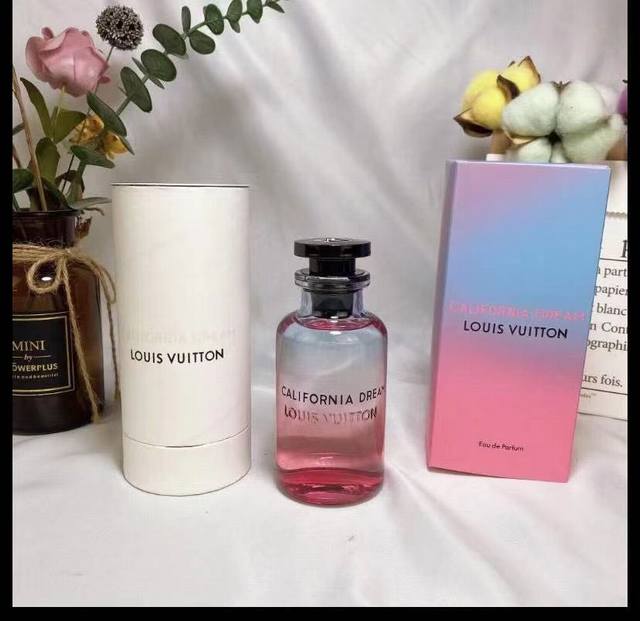 专柜品质驴家香水加州之梦！目前唯一的渐变色瓶子香水。20新款～瓶子也是所有香水最特别的一款渐变色，这应该是见过最极简主义的果香调香水了。同样是柑橘香，开始收尾却