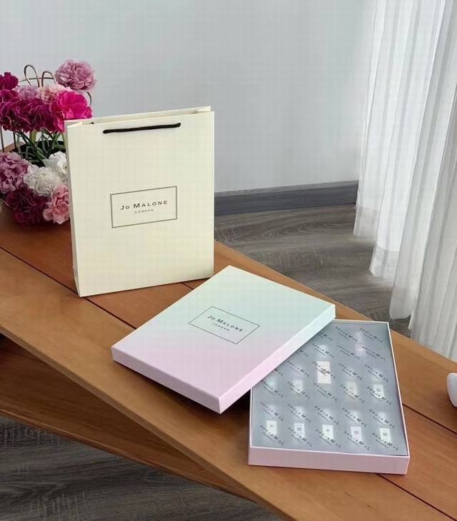 专柜品质祖马龙香水中小样十二件套花园版！内含：30Ml蓝风铃，9Ml桂花，梅花，合欢花，星木兰，黑莓，英国梨，杏桃花与蜂蜜 ，桂花 ，橙花 ，睡莲 ，雪柚。