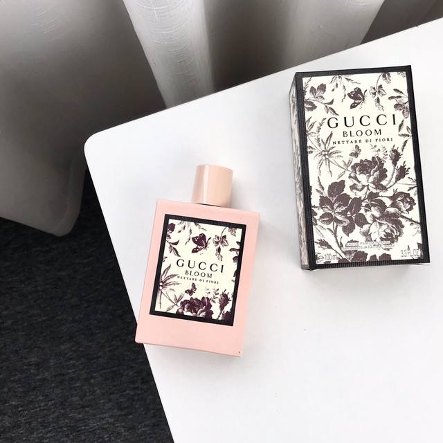 专柜品质Gucci花悦蜜意 黑繁花 前调:玫瑰生姜中调:晚香玉，忍冬，茉莉后调:广麝香，麝香，桂花黑色繁花在小盒看来更像是粉色繁花的“升级版”，茉莉和晚香玉贯穿