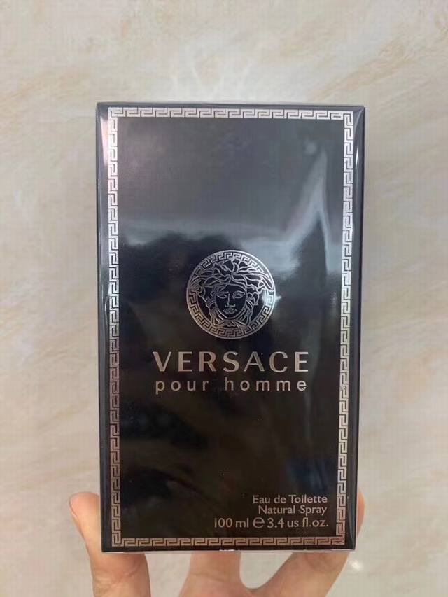 专柜品质Versace范思哲Pour Homme同名经典男士淡香水 Ml，香调：清新柑橘水生调前味：柑橘、橙花、香柠檬、谷粒。中味：天竺葵、风信子、鼠尾草、雪松