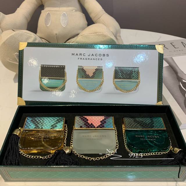 专柜品质Marc Jacobs马克莫杰奢迷之光奢靡妖娆女士香水三件套25Ml1颓废之水2奢靡之光 不羁女神 3坠落 颓废 这一款香水套装的外表毫不拘泥于形式，尽