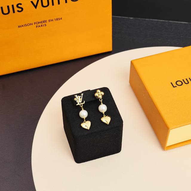 Lv 新款金色字母爱心珍珠小花朵耳环圆润饱满的金属小爱心矜贵千金感链条点缀标志性花卉和小珍珠日常超级百搭精致闭眼入不出错076038