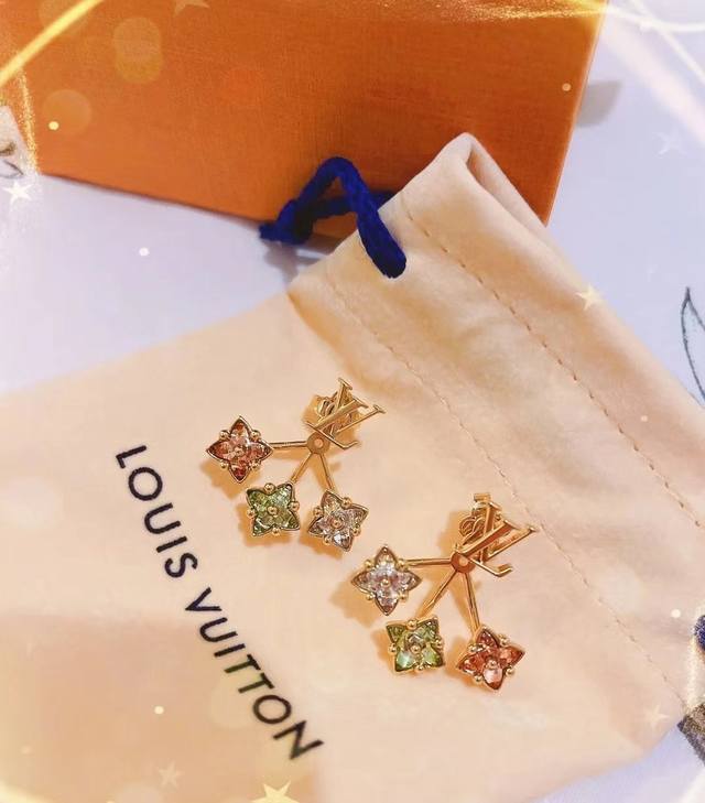 路易威登 Lv菱形彩钻耳环，春日限定彩钻耳环。 特别的金属质感搭配彩色设计，水晶点缀是整体的别致亮点，整体设计透露着青春洋溢090045
