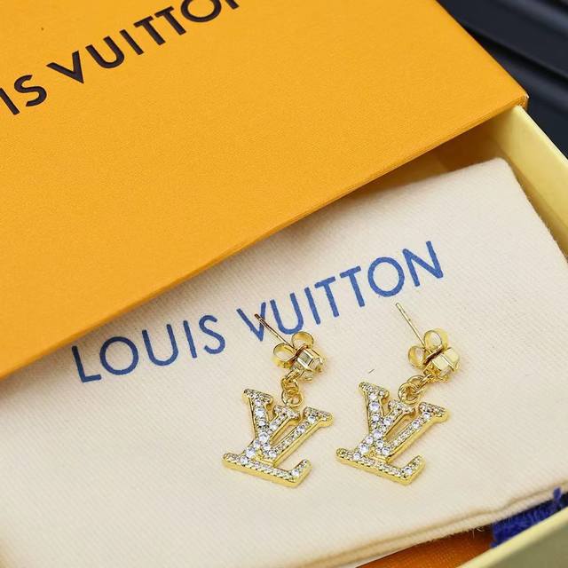 Lv 新款 Lady Lv满钻字母小链条方钻耳钉金色满钻字母十小方钻短链条的搭配时髦贵气的同时又极具辨识度Cool妥妥的富家女氛围感