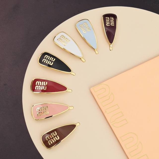 Miumiu 糖果色珐琅字母发夹Miumiu的Logo设计元素，极简主义，不只是简单，每个细节都透露出气质美感是夏季不可缺少的小精致一眼就被这款吸引了，非常漂亮