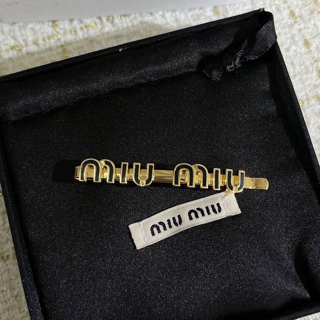 Miumiu 珐琅一字夹精致小巧百搭 乖巧千金感 碎发夹真的是日常必备小物件070035