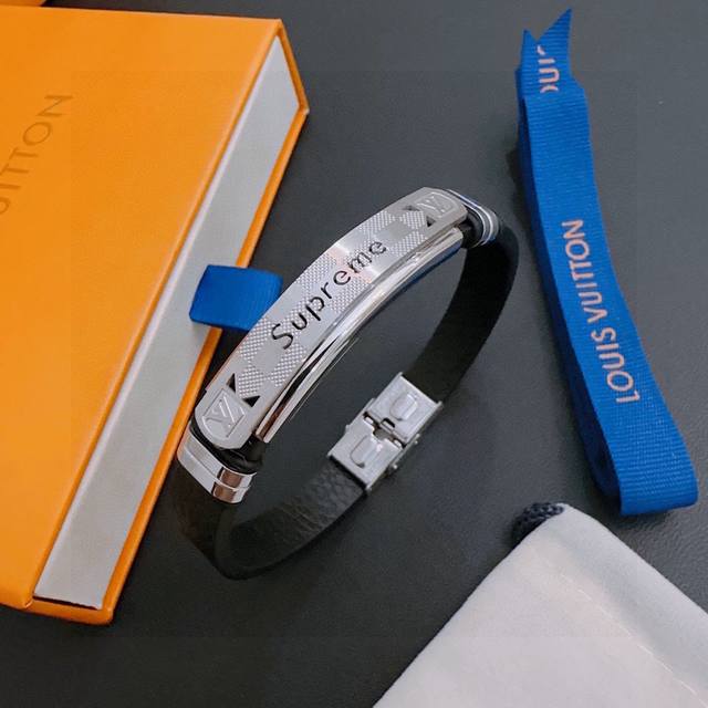 高品质路易威登Lv牛皮手链 联名款 原单货专柜新款开模复古潮流时尚必备 男女均可佩戴 情侣款同款 摇滚朋克泰银风格 复古元素 潮流百搭 官网同款项链最新款链条档