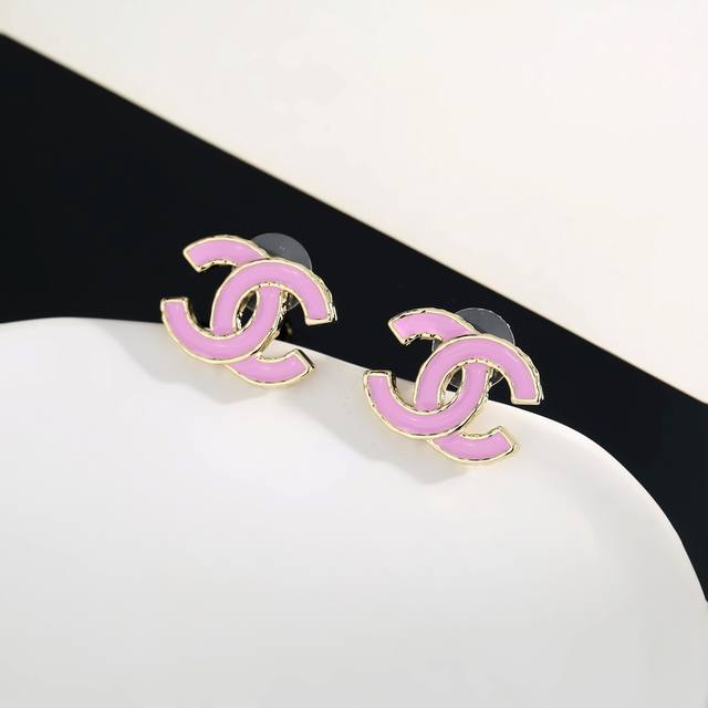 Chanel 香奈儿经典粉色双C耳钉 这款随意搭配都是非常好看百搭时尚单品 日常款 很修饰脸型 很上档次的 很优雅气质 耳环