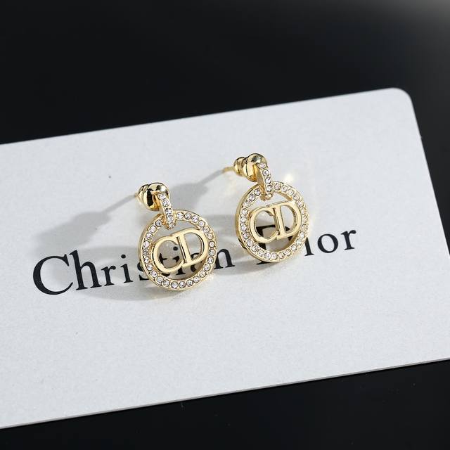 迪奥Cd字母耳环 这款 Dior Tribales 耳环在 Dior 标志性款式的基础上演绎出新的风格。以仿水晶镶嵌。
