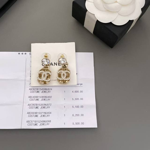 高品质 细节如图 0800110 香圆钻吊8边耳钉 24年早春最新款款！火爆来袭！Z 6200，超级无敌的好看，简单大方得体！金属是淡金色的，一颗大大的施华洛圆