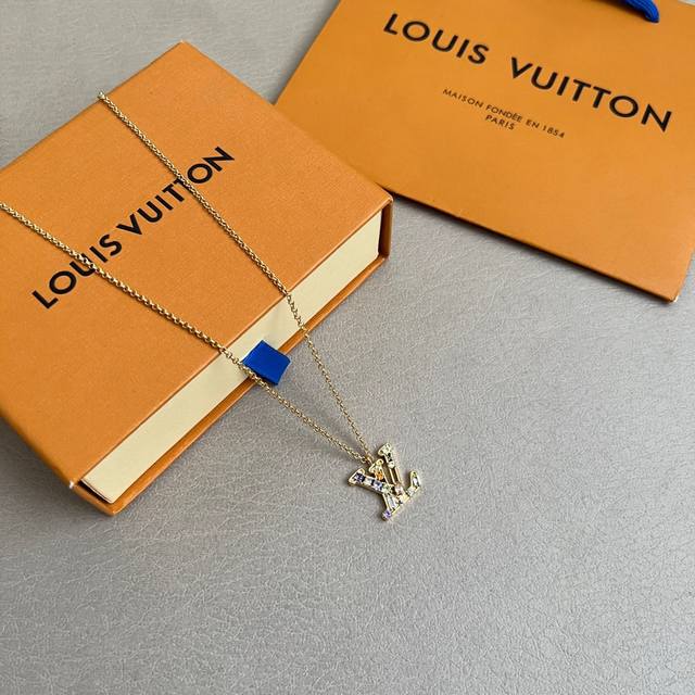 原单货 Lv 项链Louis Vuitton 路易威登 专柜一致材质 火爆款出货 设计独特 复古前卫。