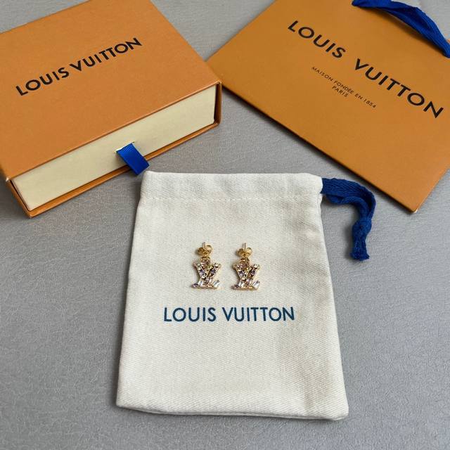 原单货 Lv 耳钉Louis Vuitton 路易威登 专柜一致材质 火爆款出货 设计独特 复古前卫。