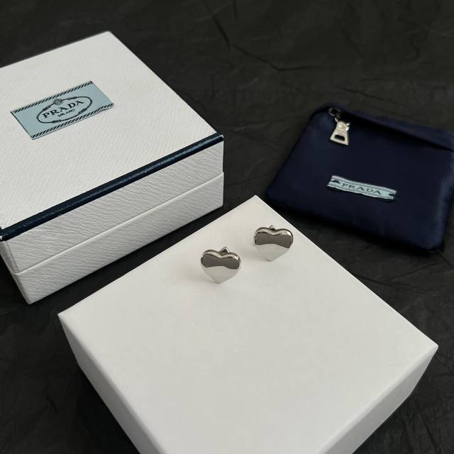 Prada 普拉达 三角形 耳钉 爆款新品 精致耐看 华丽登场，整体细节非常令人惊喜，典雅而时尚，突显法式高雅气息。