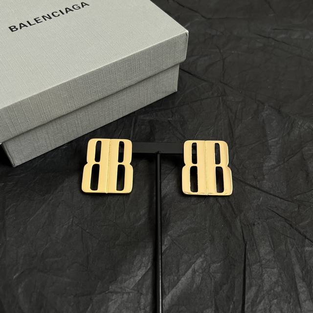巴黎世家 Balenciaga 耳钉 简单大方 大牌金质感饱满 ，搭配衣服超好看 ！