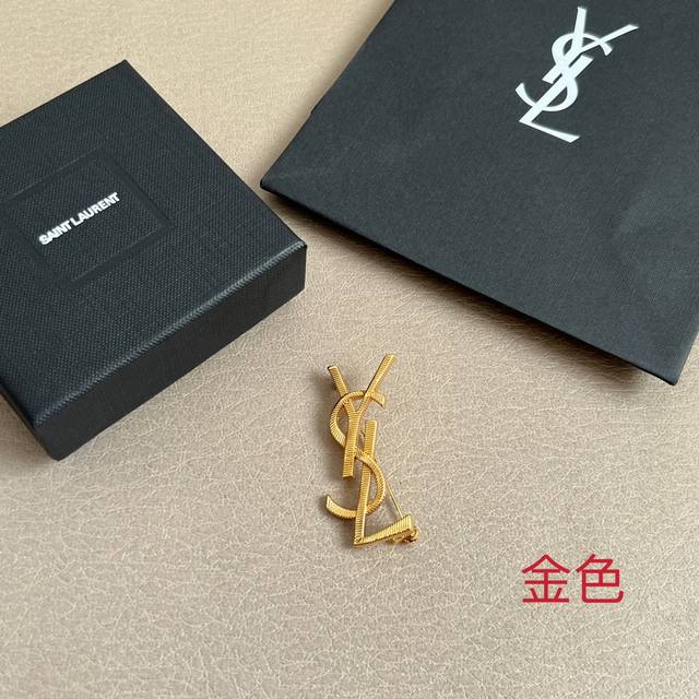 圣罗兰Ysl字母胸针，金属质感超强，原装黄铜材质，优雅、抽象、大胆，潮人必备款。