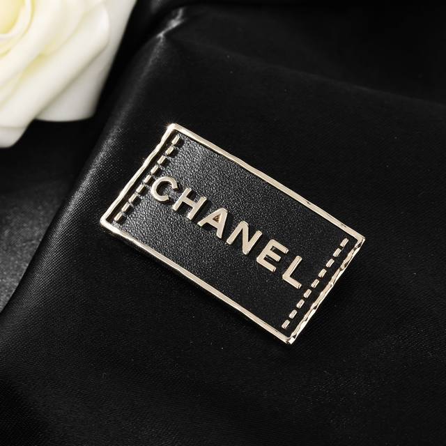 香奈儿 Chanel 秋冬系列 钻石 双C胸针 别有心机设计的一款 超级完美 时髦元素添加