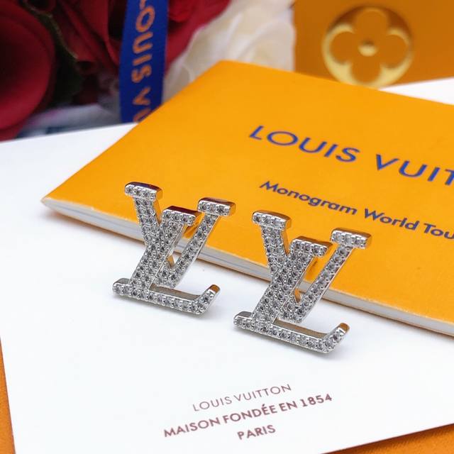 编号Led0052银色 编号Led0038金色 编号Led0049玫瑰金色 Lv最新款字母耳钉镶钻 三色可选 一致Zp黄铜材质