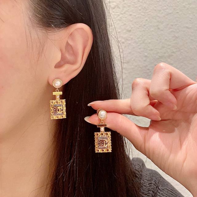 Chanel香奈儿 中古 双C耳钉小香家的款式真心无需多介绍每一款都超好看，精致大方，非常显气质