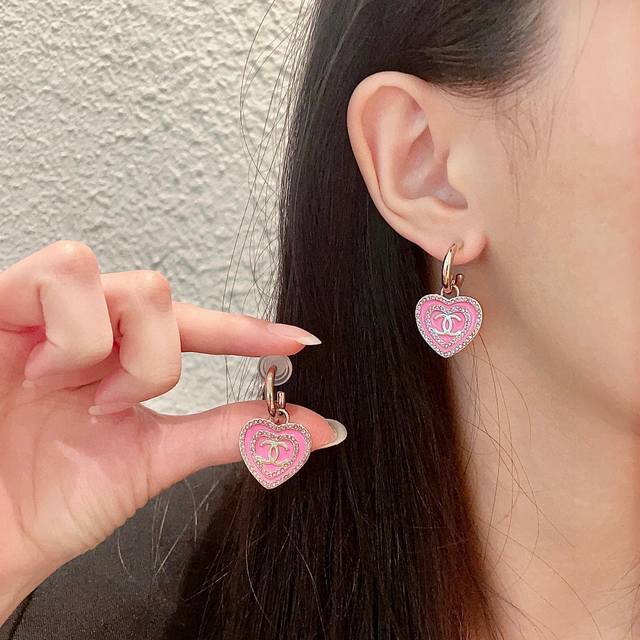 Chanel香奈儿 中古 双C耳钉原版复刻Logo 小香家的款式真心无需多介绍每一款都超好看，精致大方，非常显气质