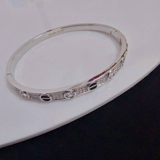 卡地亚Love间钻镶钻手镯 高端定制版本 镶嵌钻工艺 V金材质 经典而时尚风格 用凌厉线条重构爱情美学！打破常规，镶嵌钻设计反而成就高级感天花板 无需浮华堆砌，