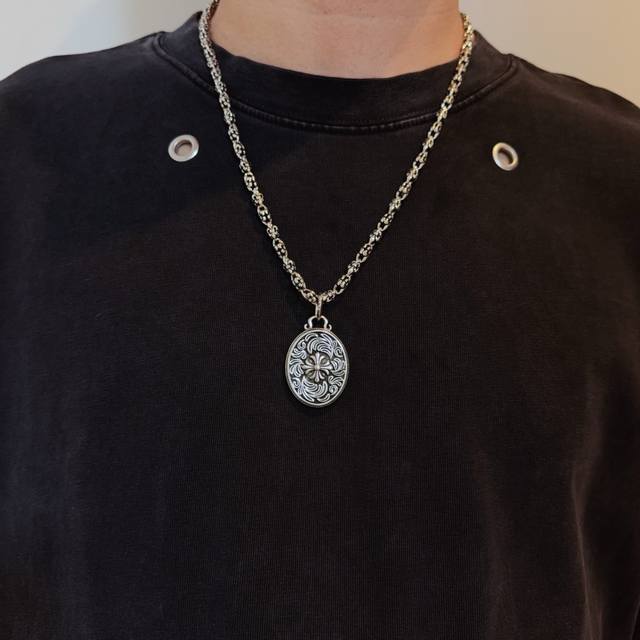 新款 专柜品质 Chrome Hearts克罗心经典复古童军花项链，椭圆藤花十字花吊坠 凹凸造型不同的花纹设计风格 呈现出与众不同 十字架 童军花是克罗心的志