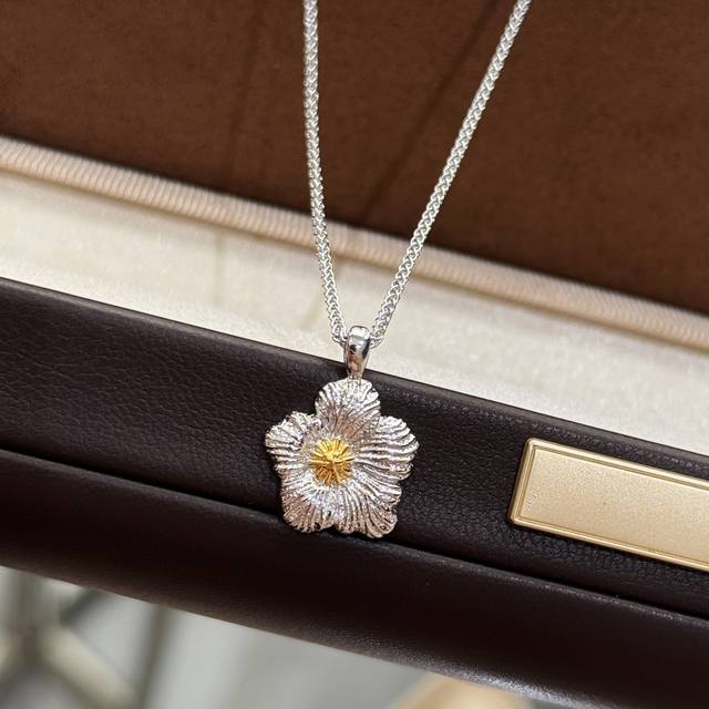 A6518 爆款 中古系列Vintage 栀子花 磨砂拉丝 双色项链 复古浪漫每一次佩戴，都是一次与时光的对话。耳钉上的小雏菊，精致而生动，仿佛正在悄然绽放。每