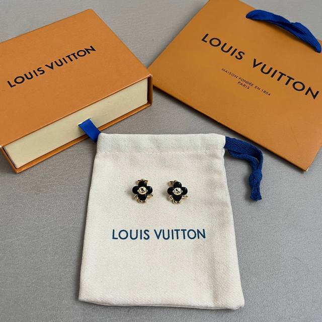 1311830130 Lv 耳钉Louis Vuitton 路易威登专柜一致材质 火爆款出货 设计独特 复古前卫 男神、美女必备。
