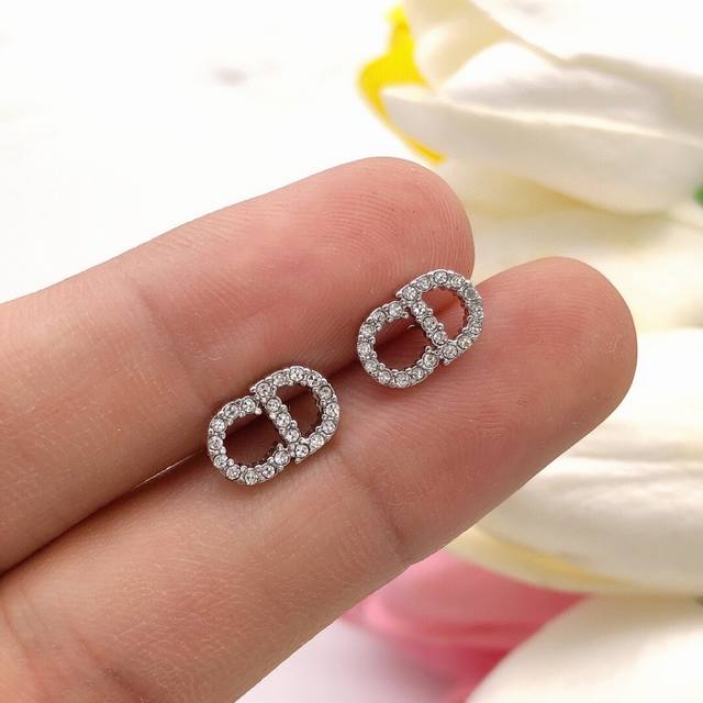 编号Ded0256迪奥Dior 原单新品 Cd微镶钻迷你耳钉 高端品质，专柜1:1开模，专柜原版同黄铜材质！高级925银针防过敏处理，Cnc精雕刻，细节无可挑剔