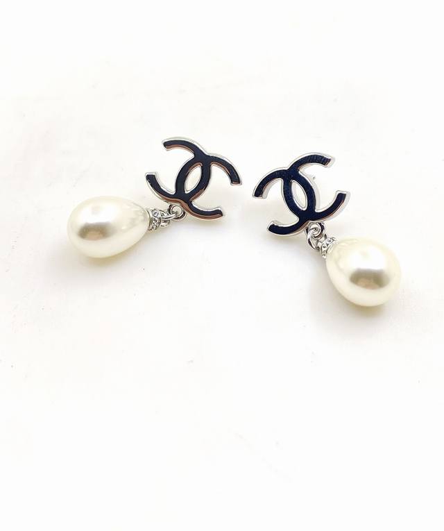 Chanel 最新款白金Cc珍珠水滴耳环 一致Z批黄铜材质