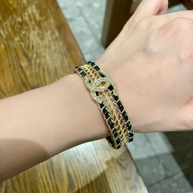 Chanel 秋冬新款系列专柜同步 真皮手镯 ，只为女人的香奈儿个性的设计进口五金 自购原版打造 妥妥的明星名媛必备单品搭配各色礼裙连衣裙正装 优雅出行 出入专