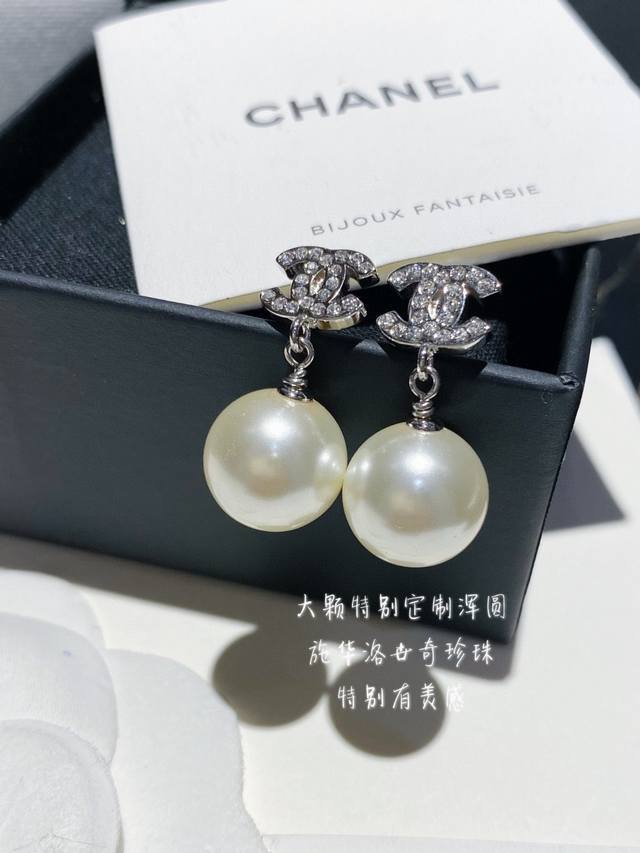 Chanel最新款 1New Arrival香奈儿 小香珍珠字母耳钉。原版Logo字印黄铜材质镀18K金 专柜同步新款选几款心仪的首饰来点缀美美的你 超级百搭好