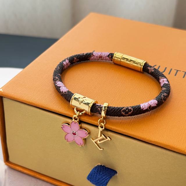 新品Lv X Tm 樱花手镯原单货Louis Vuitton 路易威登 樱花老花皮绳手链专柜一致黄铜材质 火爆款出货 设计独特 复古前卫 美女必备