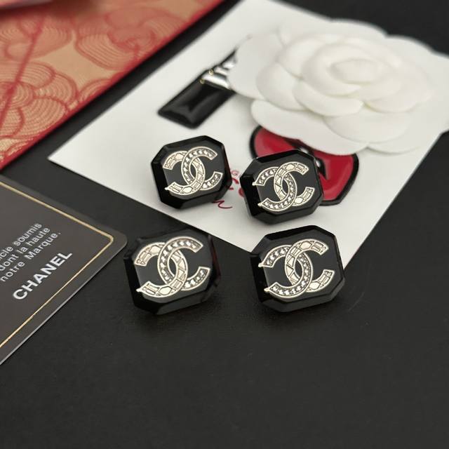 Chanel这款设计超级喜欢 香奈儿的方形黑玛瑙晶钻字母耳钉 首饰 真的美 也是最有魅力哦原版Logo字印 超好搭、日常气质、简单大方 设计理念双C搭配花朵 珐